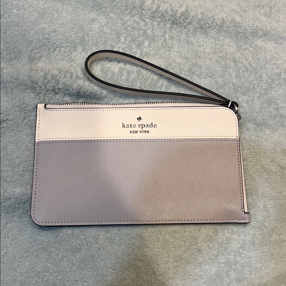 Kate Spade New York Lucy Medium L-Zip
Wristlet. NWOT